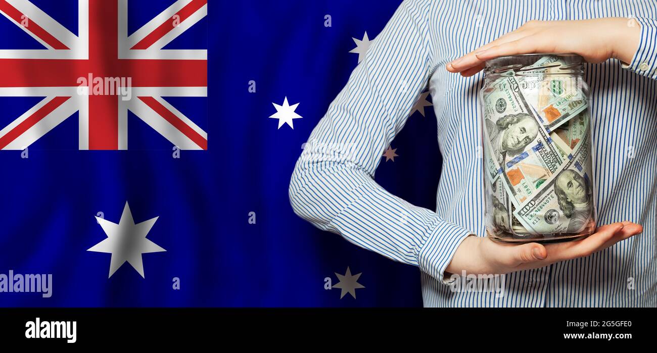 Bandiera nazionale australiana e bollette in dollari, concetto di trading  globale in borsa, prezzi in calo e in aumento per la valuta mondiale Foto  stock - Alamy