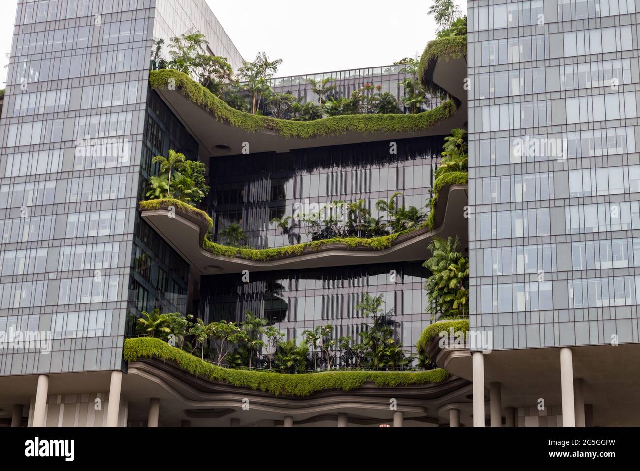 I giardini con terrazza galleggianti sugli edifici moderni di Singapore aiutano a ridurre l'inquinamento e a rimanere freschi Foto Stock