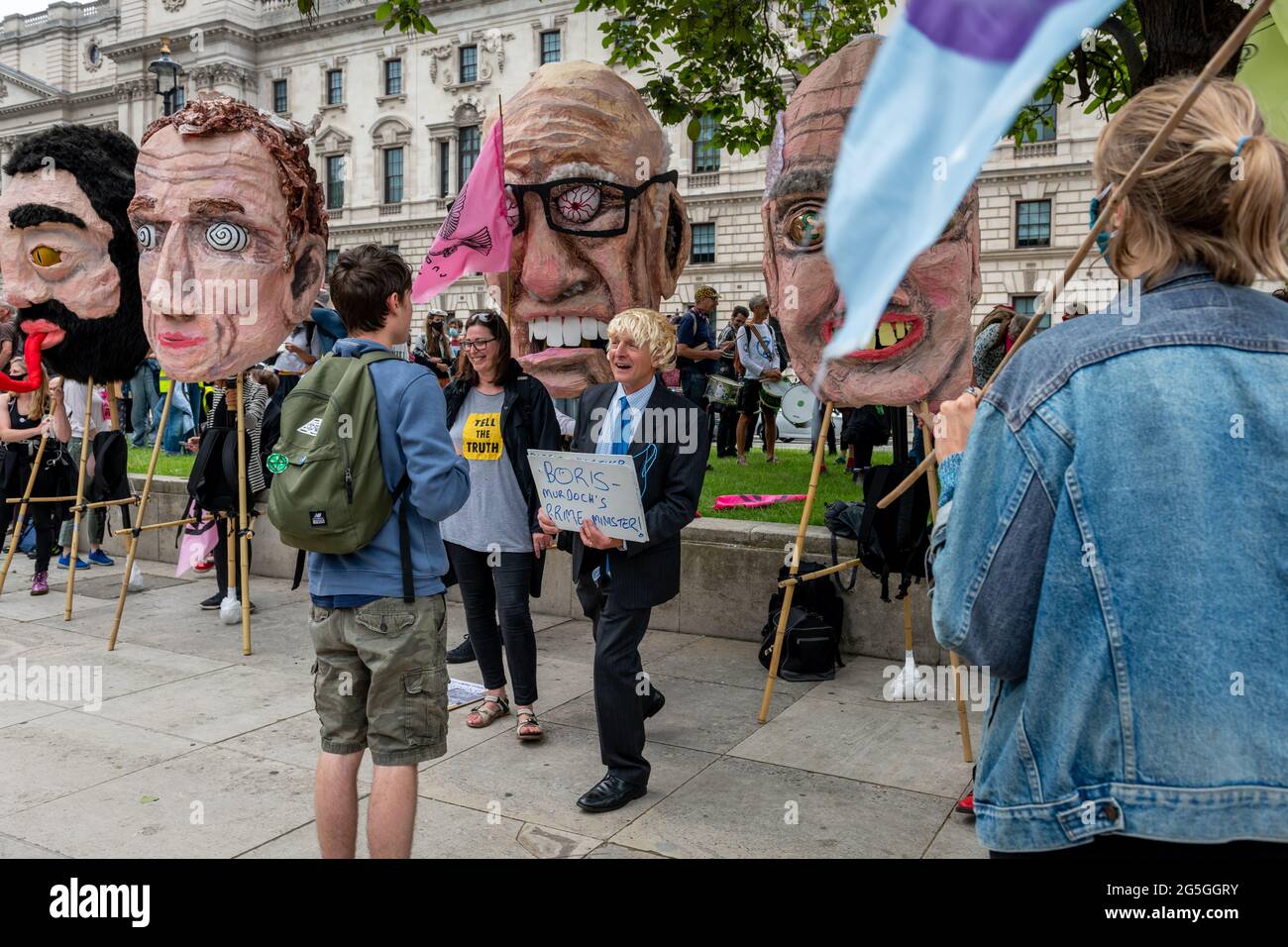 Londra. REGNO UNITO- 06.27.2021. Una protesta libera della stampa in Piazza del Parlamento ospitata dalla ribellione di estinzione UK a cui ha partecipato una grande folla di attivisti. Foto Stock