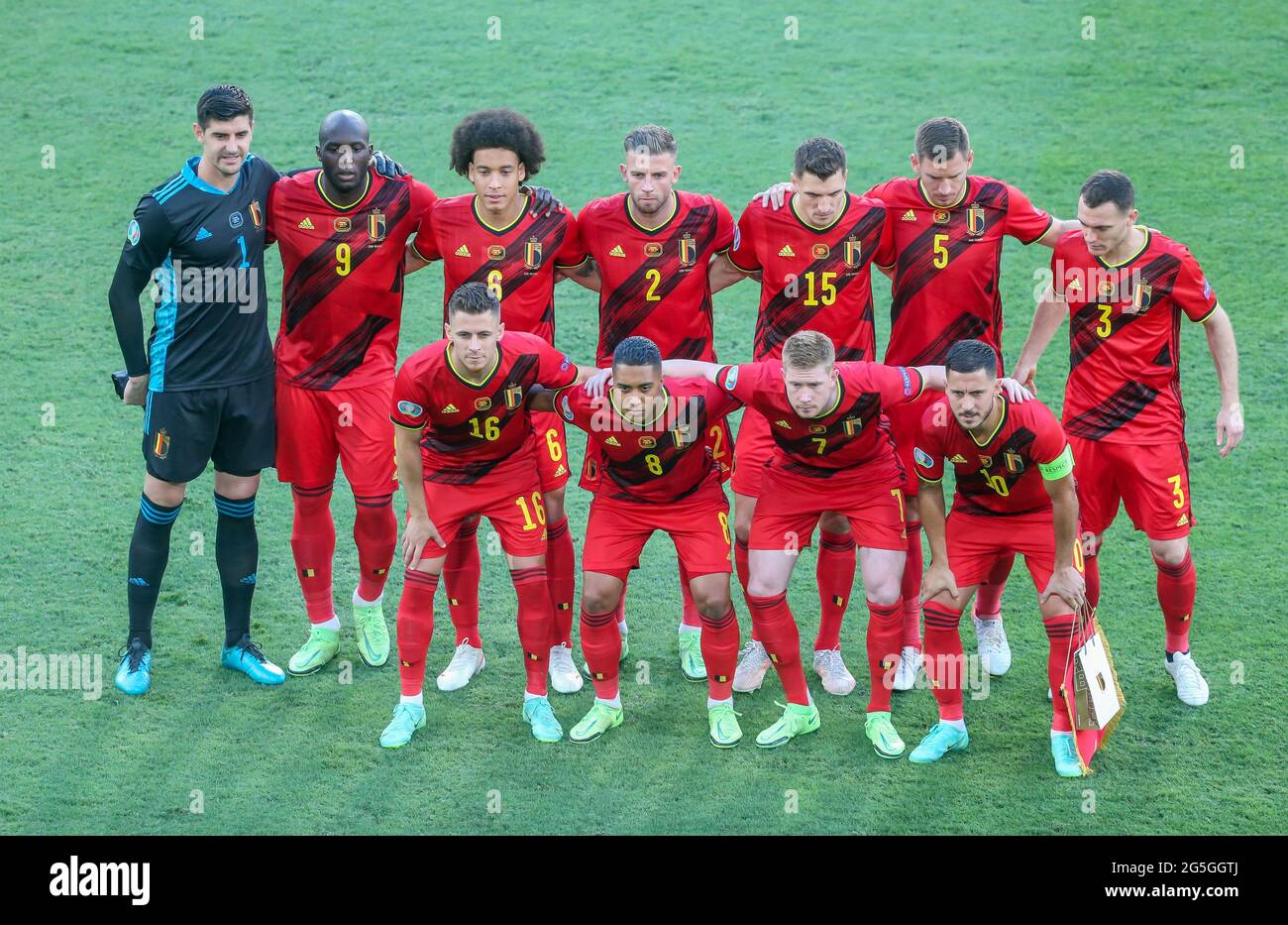 Siviglia, Spagna. 27 Giugno 2021. Calcio: Campionato europeo, finale, round 16, Belgio - Portogallo allo stadio la Cartuja. Il team belga si pone per una foto di squadra. Credit: Cezaro De Luca/dpa/Alamy Live News Foto Stock