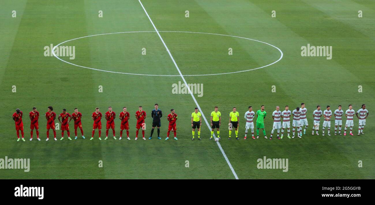 Siviglia, Spagna. 27 Giugno 2021. Calcio: Campionato europeo, turno finale, turno di 16, Belgio - Portogallo allo stadio la Cartuja. Le squadre si allineano prima della partita. Credit: Cezaro De Luca/dpa/Alamy Live News Foto Stock