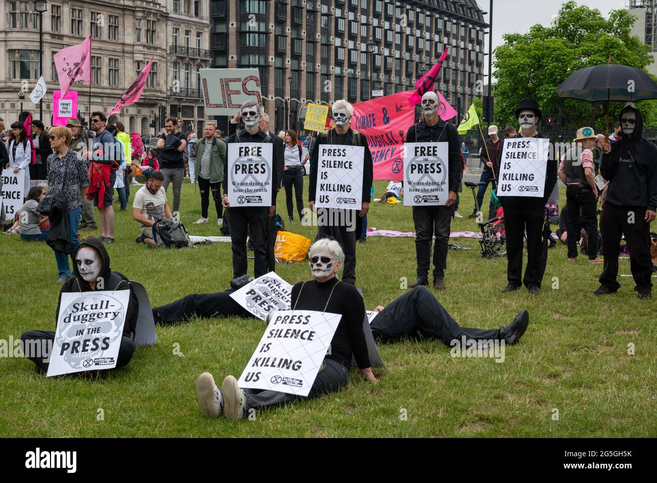 Londra. REGNO UNITO- 06.27.2021. Una protesta libera della stampa in Piazza del Parlamento ospitata dalla ribellione di estinzione UK a cui ha partecipato una grande folla di attivisti. Foto Stock