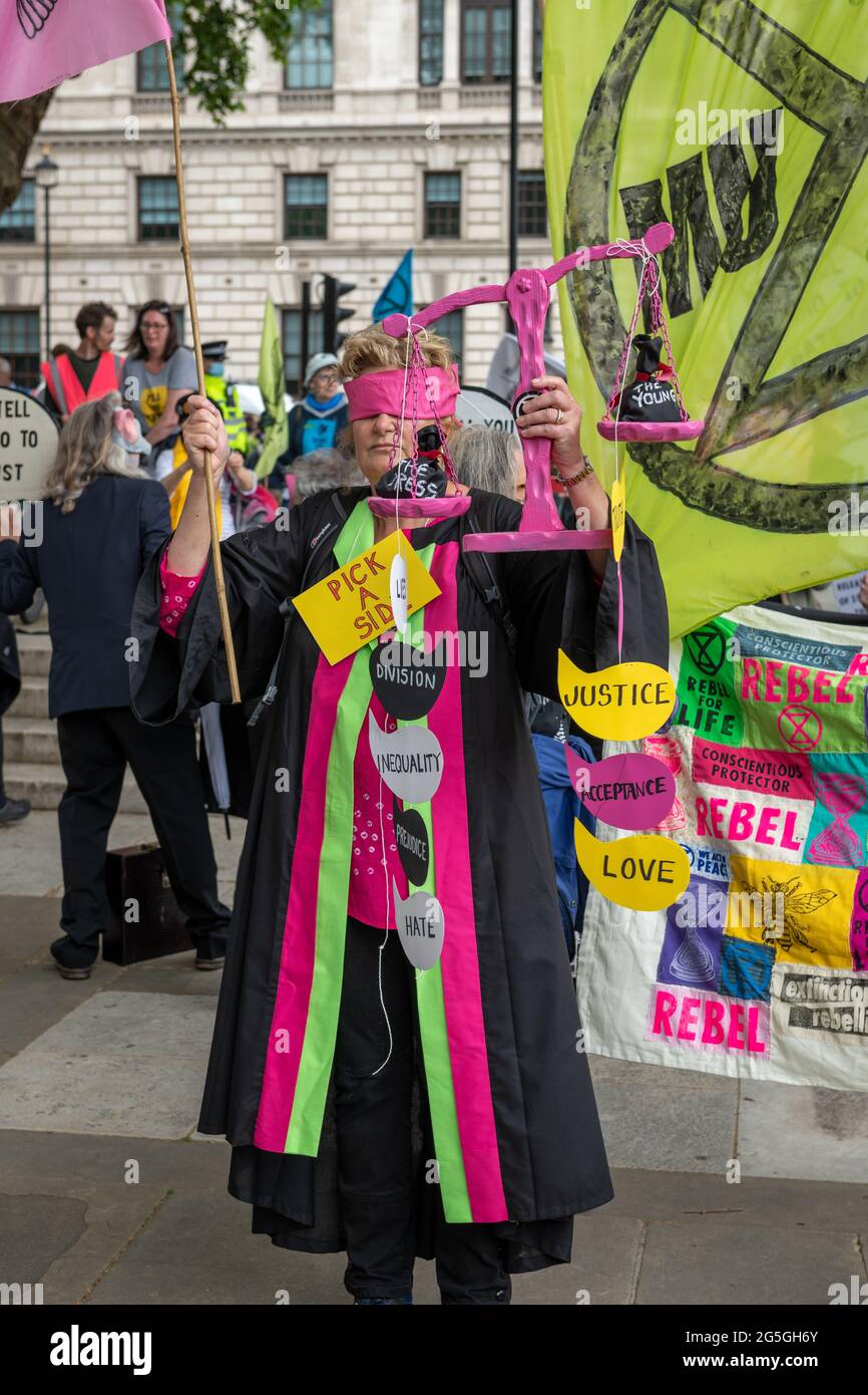 Londra. REGNO UNITO- 06.27.2021. Una protesta libera della stampa in Piazza del Parlamento ospitata dalla ribellione di estinzione UK a cui ha partecipato una grande folla di attivisti. Foto Stock