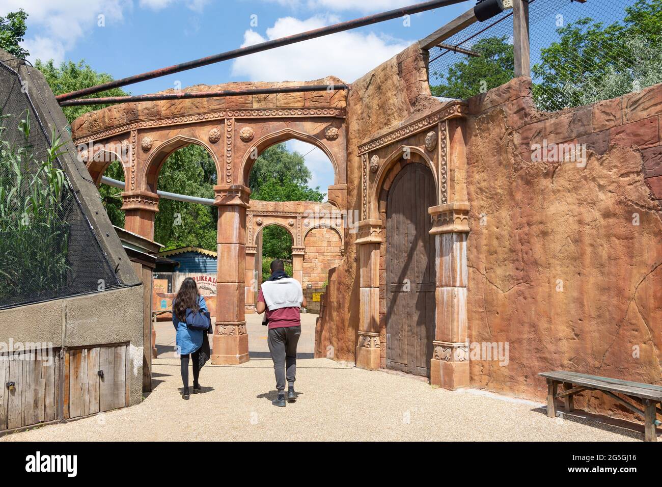 Ingresso al villaggio indiano allo ZSL London Zoo, Regent's Park, City of Westminster, Greater London, England, Regno Unito Foto Stock