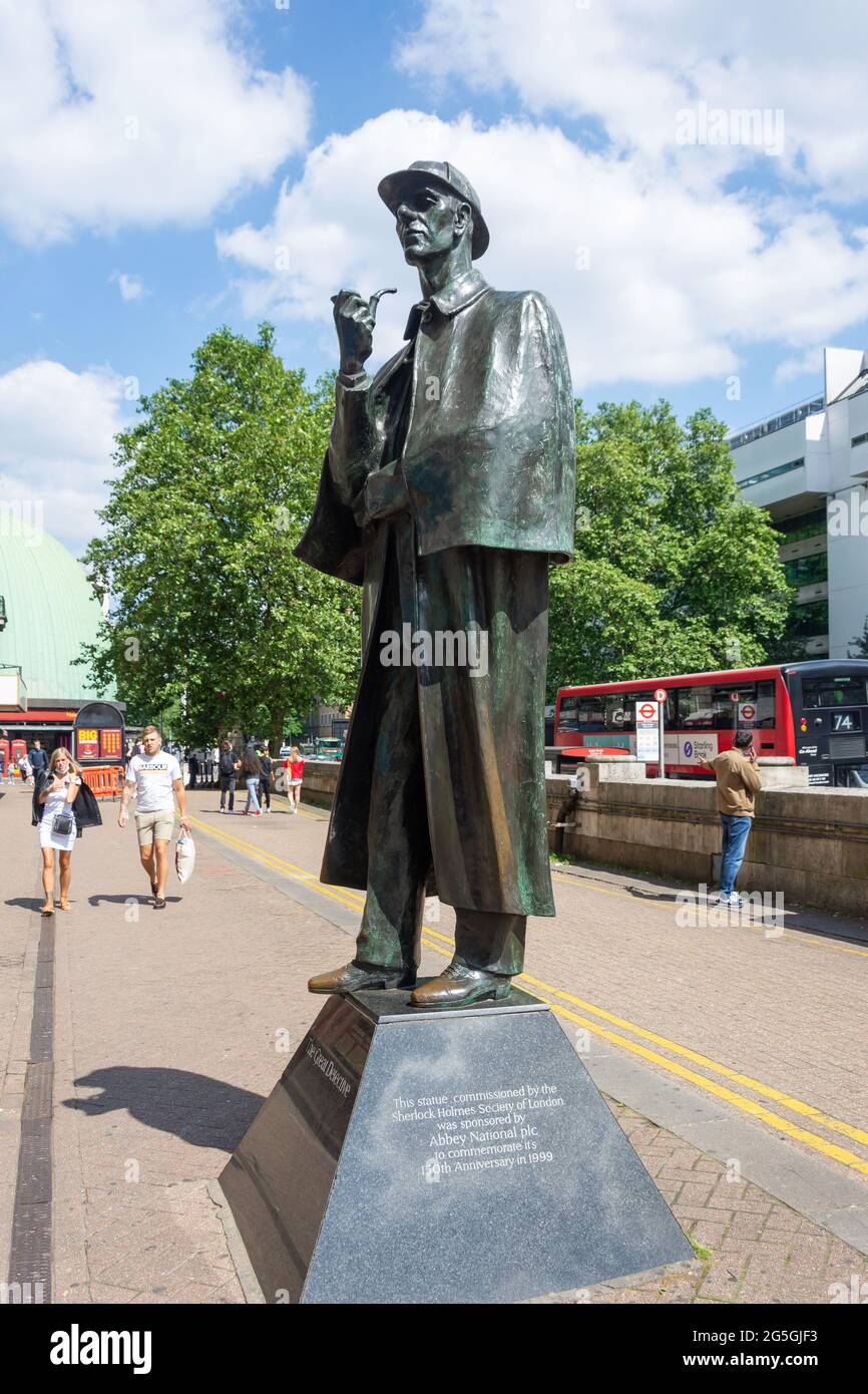 La statua di Sherlock Holmes fuori della metropolitana di Baker Street, Marylebone Road, Marylebone, City of Westminster, Greater London, Inghilterra, Regno Unito Foto Stock