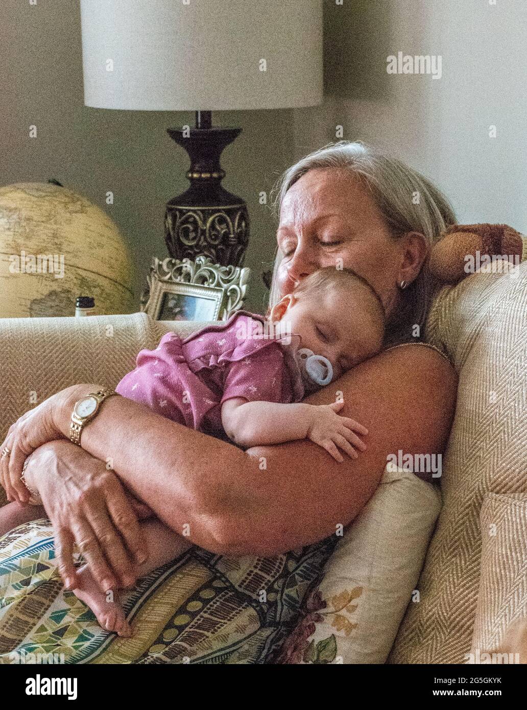 Una donna più anziana coccolò la sua prima nipote. Foto Stock