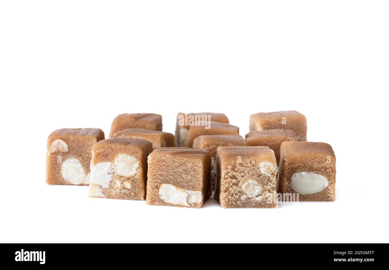 cubetti di caramelle con noci di scimmia isolate su bianco Foto Stock