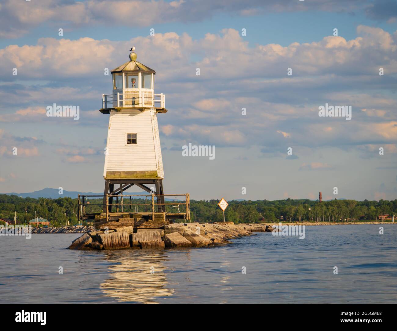 seagull arroccato sulla cima del faro di Breakwater del lago Champlain Foto Stock