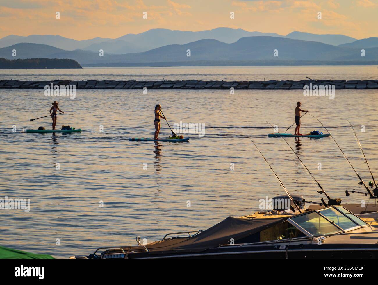 Burlington, Vermont/ USA - Giugno 20,2021: Tre persone su tavole da paddle godendo il Burlington Waterfront sul Lago Champlain Foto Stock