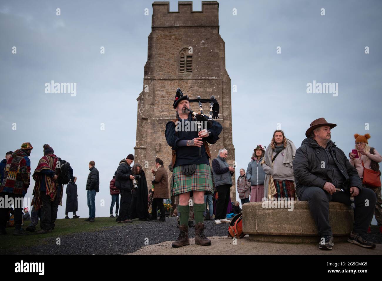 Glastonbury Tor, Glastonbury, Somerset, Regno Unito. 1 maggio 2021. I pagani e i mattinieri festeggiano il Beltane o il giorno di maggio al Glastonbury Tor Foto Stock