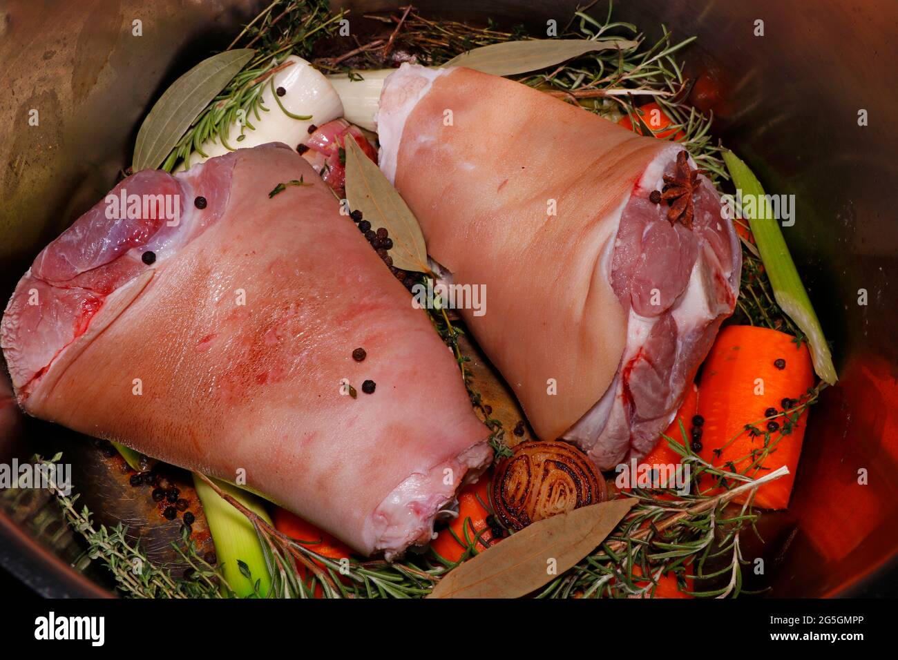 preparazione di noccioli di maiale con erbe aromatiche e spezie verdure arrostite aromatizzate Foto Stock
