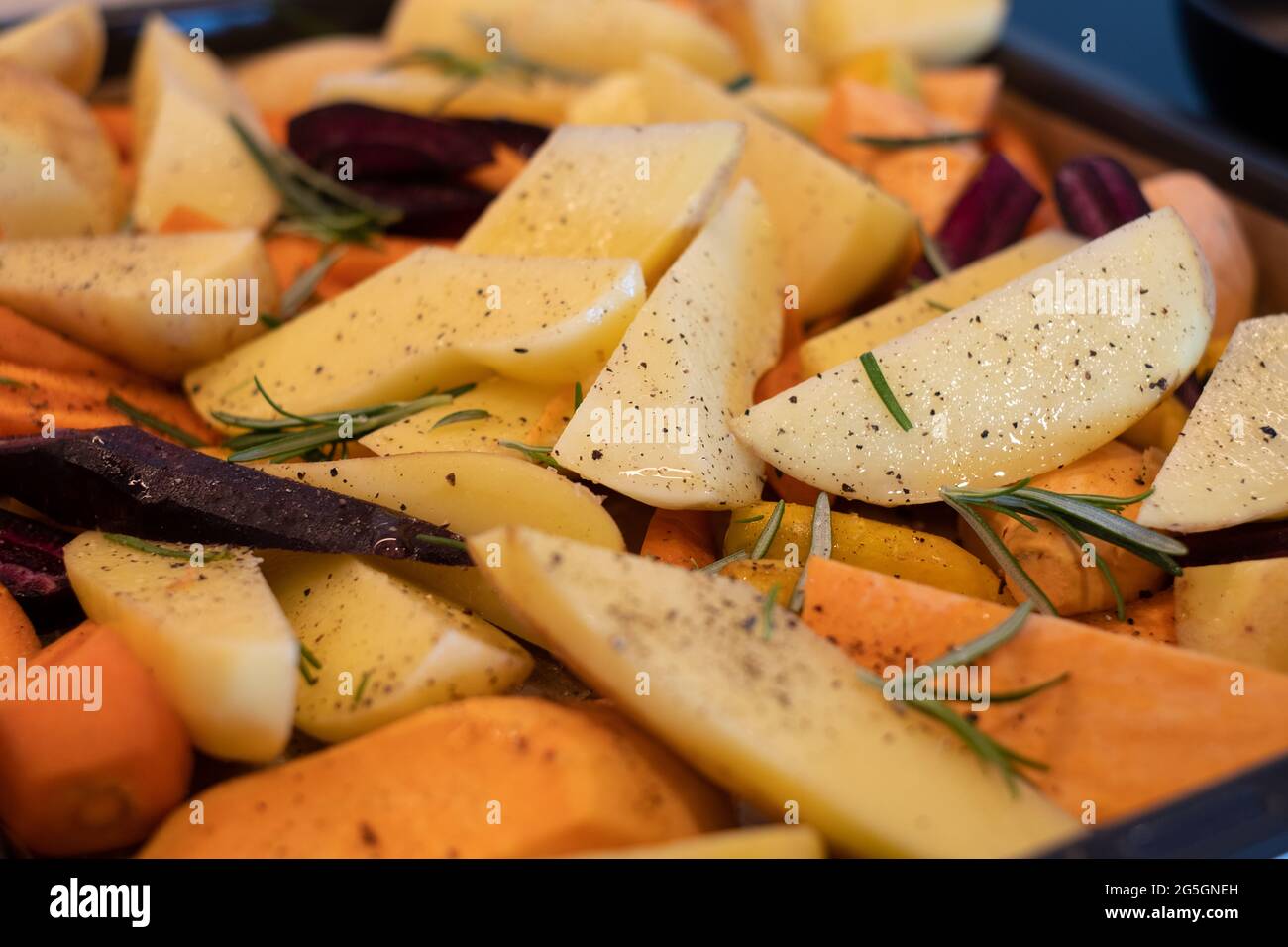 Preparazione delle verdure tostate sul piatto del forno Foto Stock
