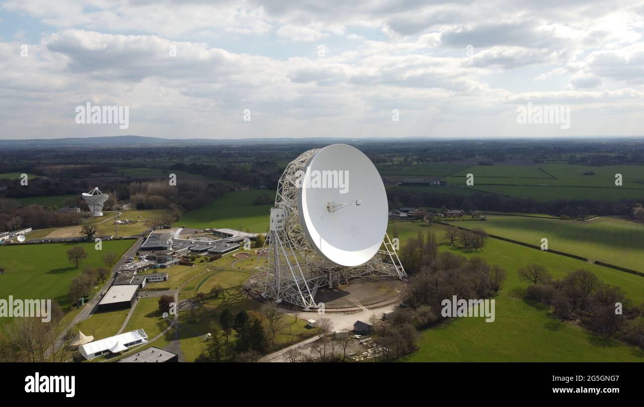 Veduta aerea del telescopio radio Jodrell Bank, Cheshire - tratto dal mini drone DJI MAVIC. Foto Stock