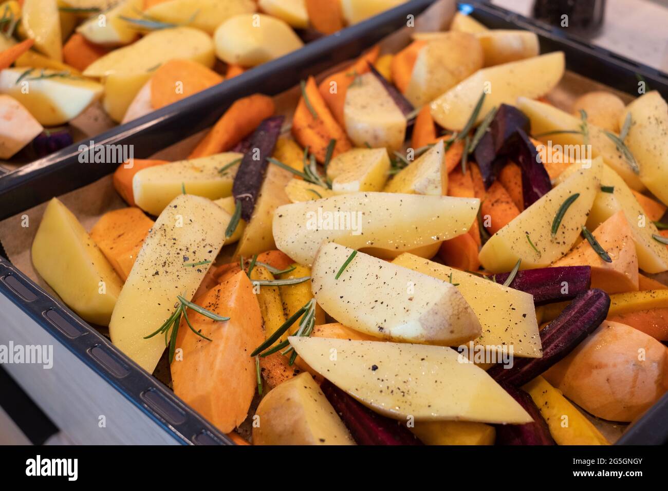 Preparazione delle verdure tostate sul piatto del forno Foto Stock