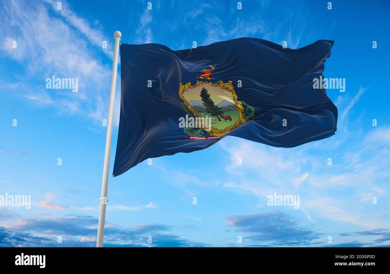 Bandiera del Vermont a cielo nuvoloso sfondo al tramonto. Concetto patriottico sullo stato. illustrazione 3d, Foto Stock