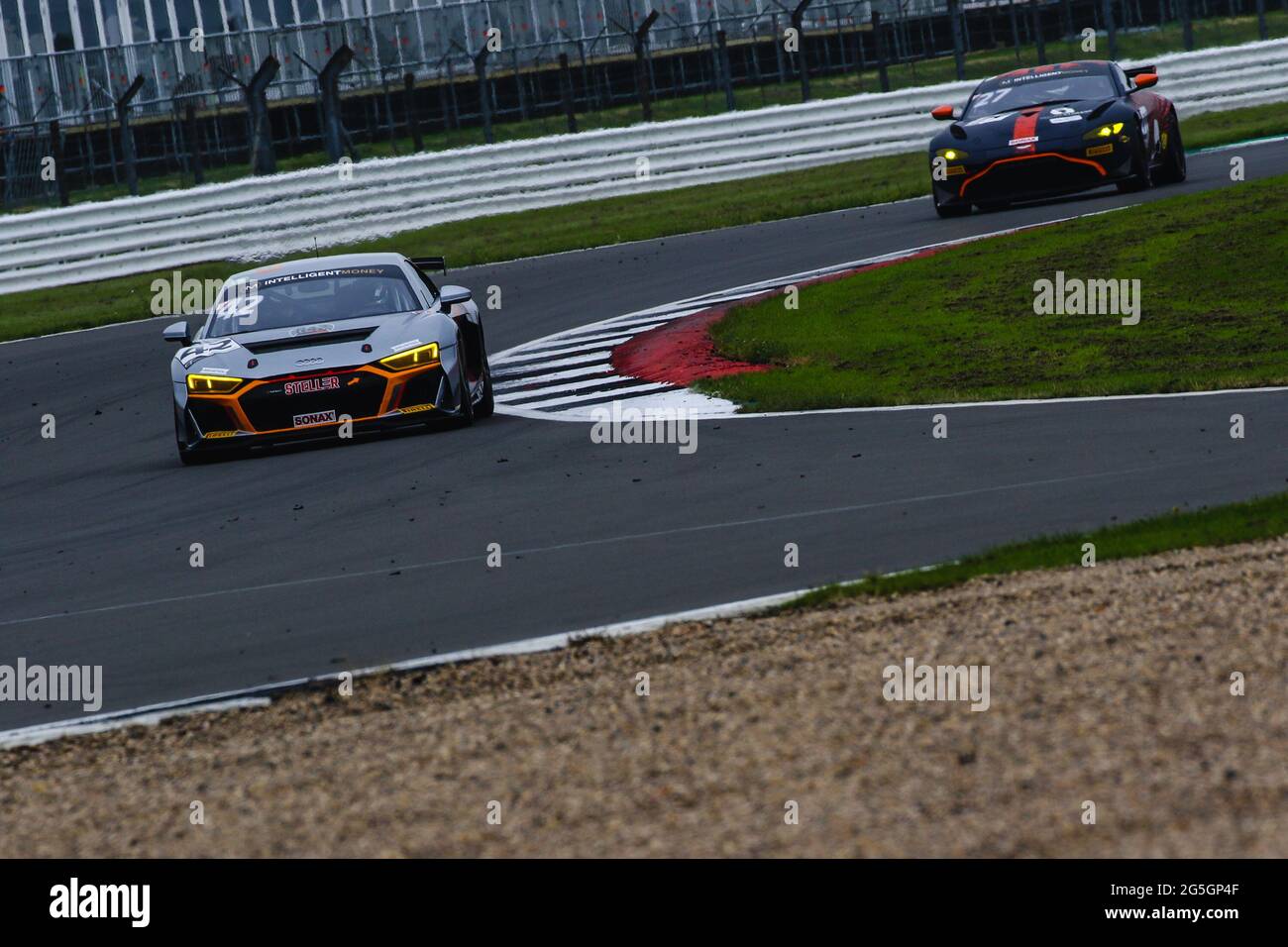 Silverstone, Regno Unito. 27 Giugno 2021. Steller Motorsport (n. 42) Audi R8 LMS GT4 guidato da Richard Williams e Sennan Fielding GT4 Silver guida Newbridge Motorsport (n. 27) Aston Martin Vantage GT4 guidato da Matt Topham & Darren Turner durante il campionato britannico di money intelligente GT Round 2 a Silverstone, Towcester, Inghilterra, il 27 giugno 2021. Foto di Jurek Biegus. Credit: Jurek Biegus/Alamy Live News Foto Stock