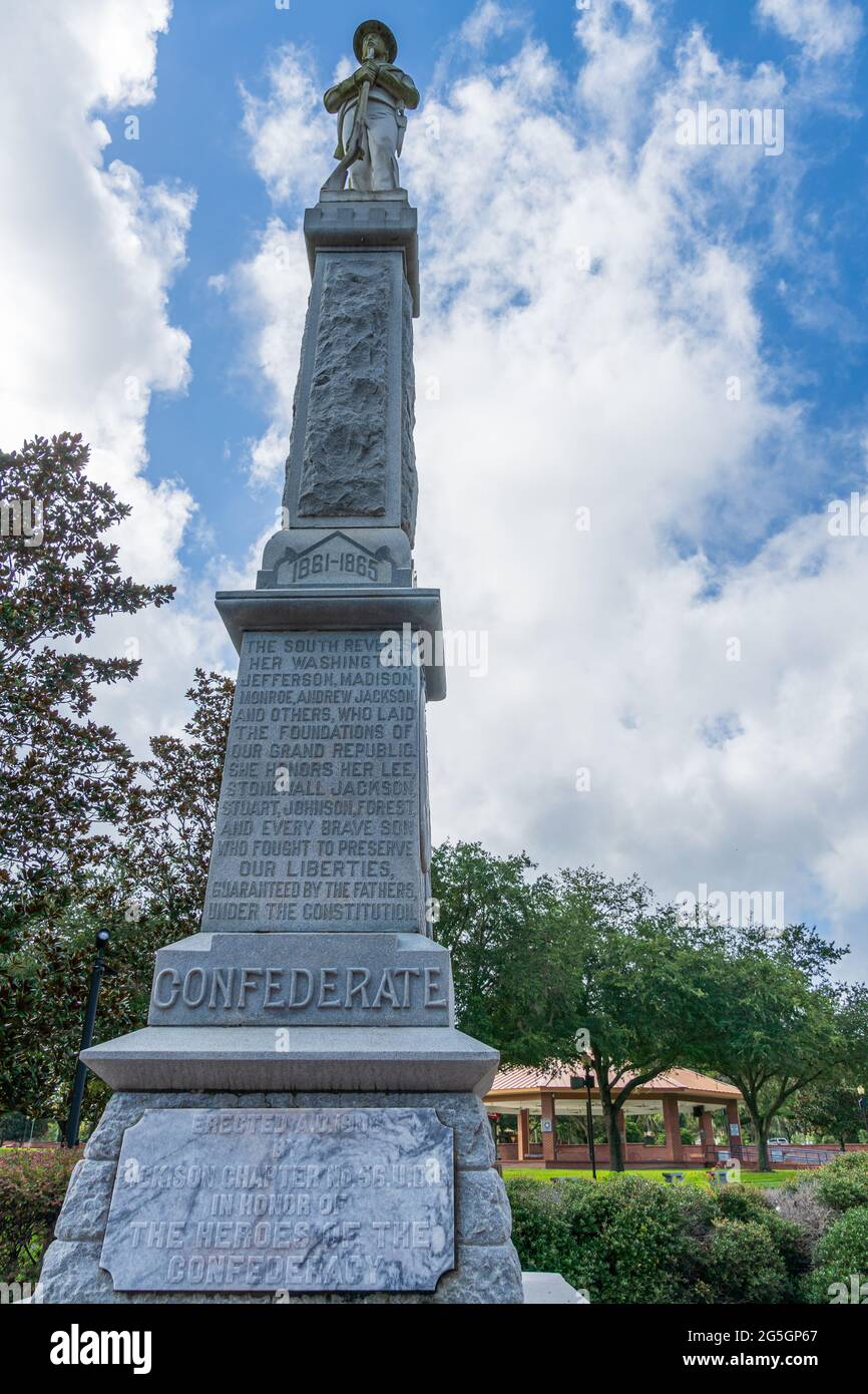 Foto ad angolo basso di monumento dedicato alle truppe confederate della Guerra civile all'Ocala Marion County Veteran's Memorial Park, Vertical - Ocala, Florida, USA Foto Stock