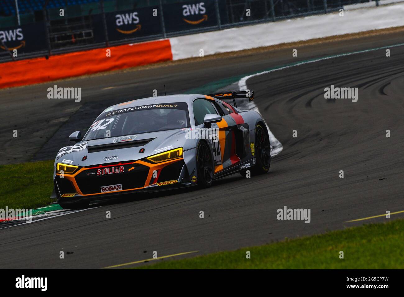 Silverstone, Regno Unito. 27 Giugno 2021. Steller Motorsport (n. 42) Audi R8 LMS GT4 guidato da Richard Williams e Sennan Fielding GT4 Silver durante l'Intelligent Money British GT Championship Round 2 a Silverstone, Towcester, Inghilterra, il 27 giugno 2021. Foto di Jurek Biegus. Credit: Jurek Biegus/Alamy Live News Foto Stock