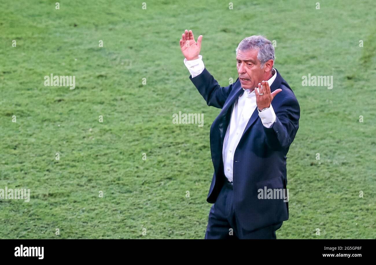 Siviglia, Spagna. 27 Giugno 2021. Calcio: Campionato europeo, finale, round 16, Belgio - Portogallo allo stadio la Cartuja. L'allenatore portoghese Fernando Santos reagisce ai margini. Credit: Cezaro De Luca/dpa/Alamy Live News Foto Stock