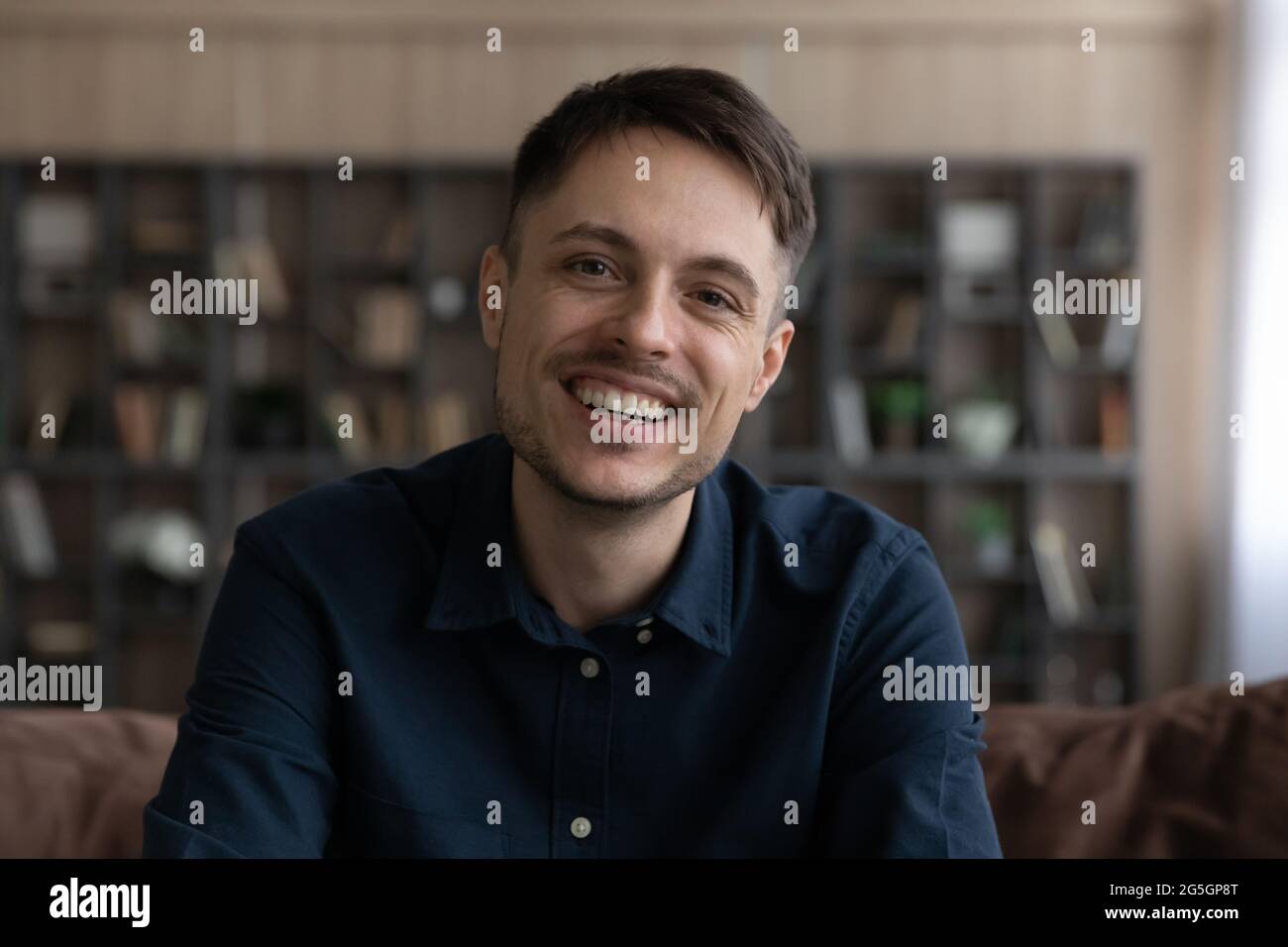 Ritratto di un giovane sorridente guarda la macchina fotografica Foto Stock
