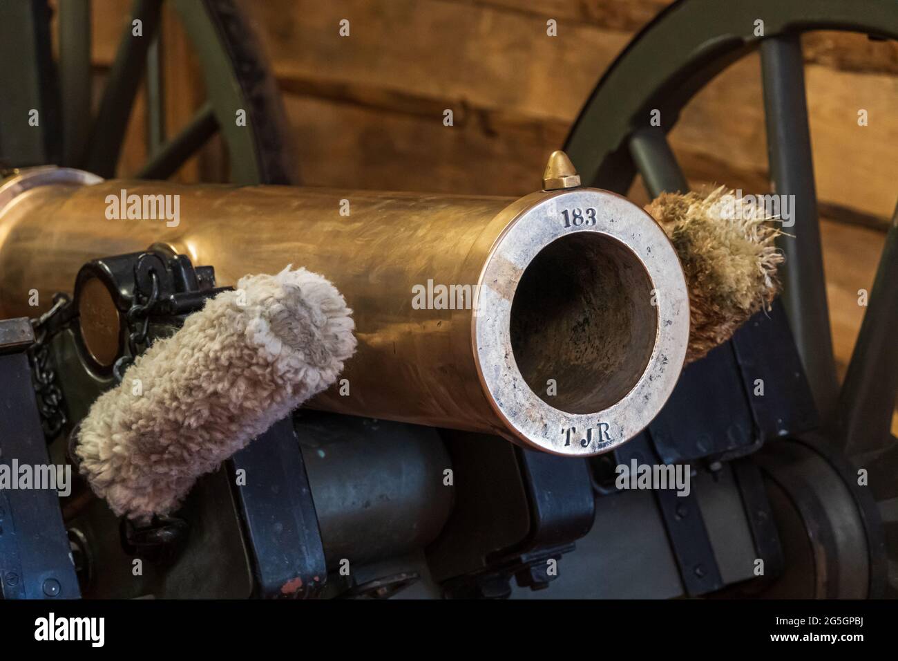 Closeup del muso di un cannone howitzer di montagna M1841, utilizzato dall'esercito degli Stati Uniti a metà del 19 ° secolo - Ocala, Florida, USA Foto Stock