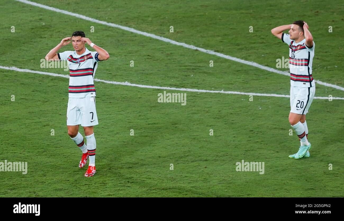 Siviglia, Spagna. 27 Giugno 2021. Calcio: Campionato europeo, finale, round 16, Belgio - Portogallo allo stadio la Cartuja. I giocatori portoghesi Cristiano Ronaldo (l) e Diogo Dalot React. Credit: Cezaro De Luca/dpa/Alamy Live News Foto Stock