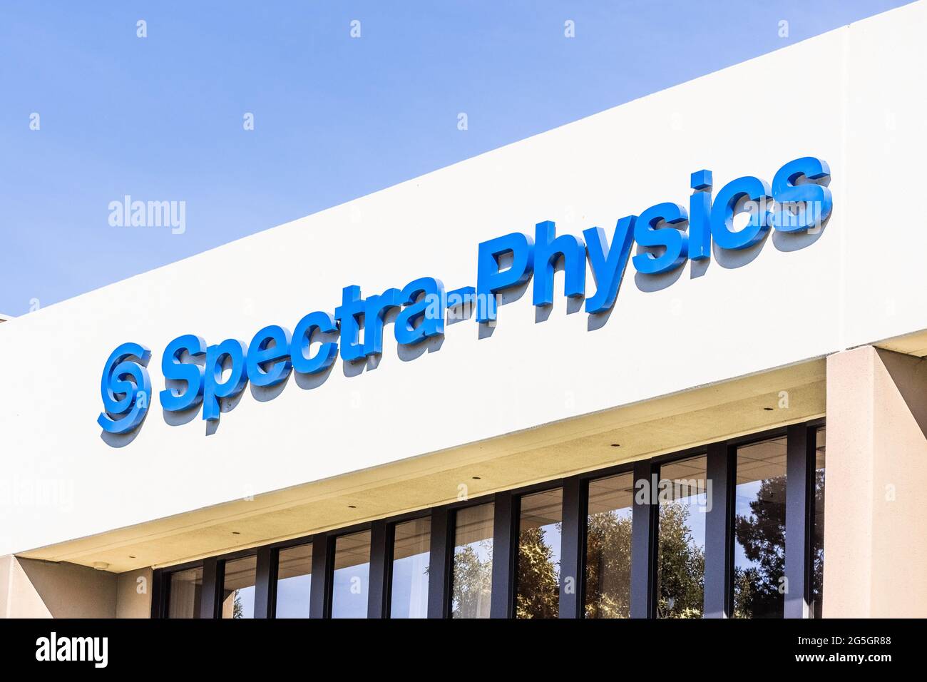 Set 26, 2020 Santa Clara / CA / USA - Spectra-Physics logo presso la loro sede centrale in Silicon Valley; Spectra-Physics è una società laser americana, parte Foto Stock