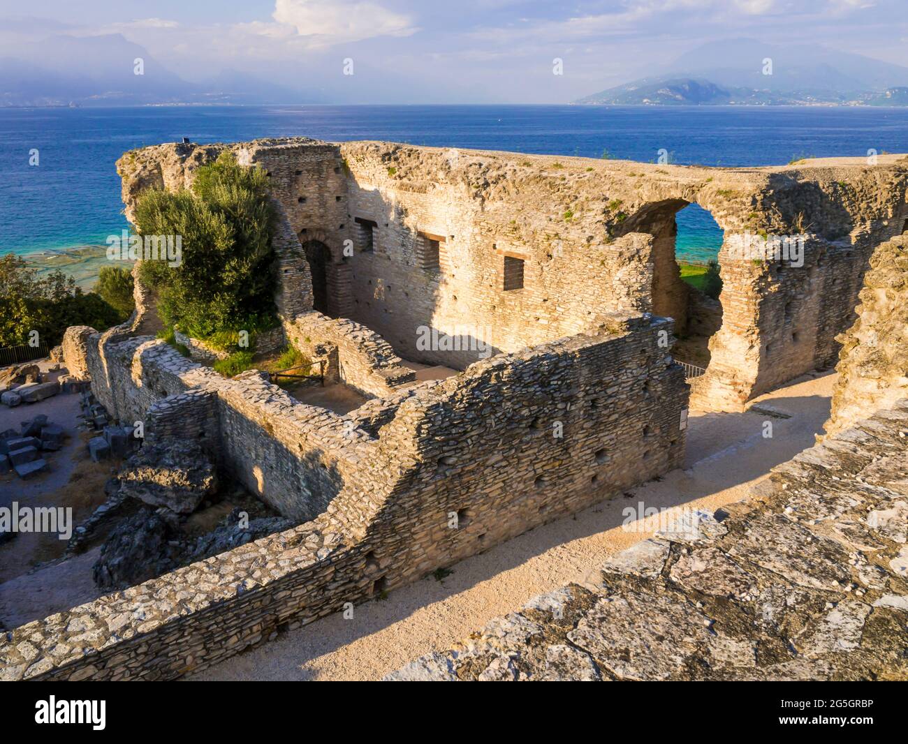 Panoramica delle rovine delle Grotte di Catullo, villa romana a Sirmione, Lago di Garda, Italia Foto Stock