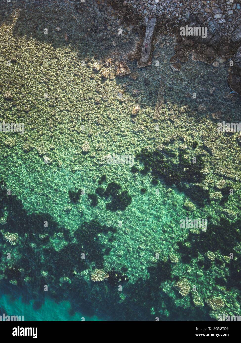 Uno scatto verticale di bella costa rocciosa Foto Stock