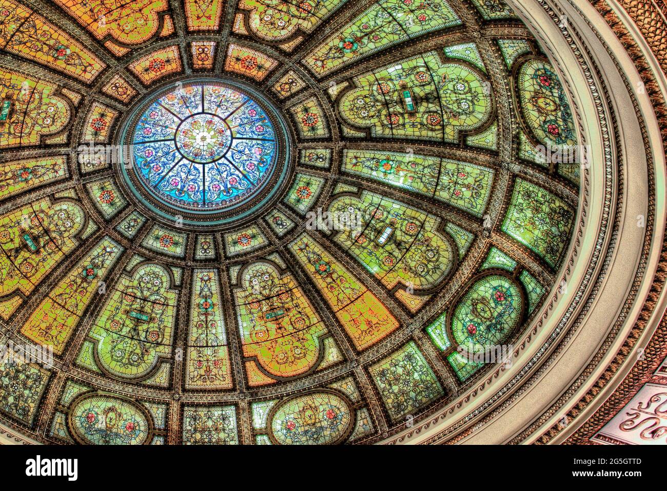 GAR Rotunda al Chicago Cultural Center splendore architettonico della cupola e della cella con un diametro di 40 metri, cupola di vetro colorato marrone, beige e ocra Foto Stock