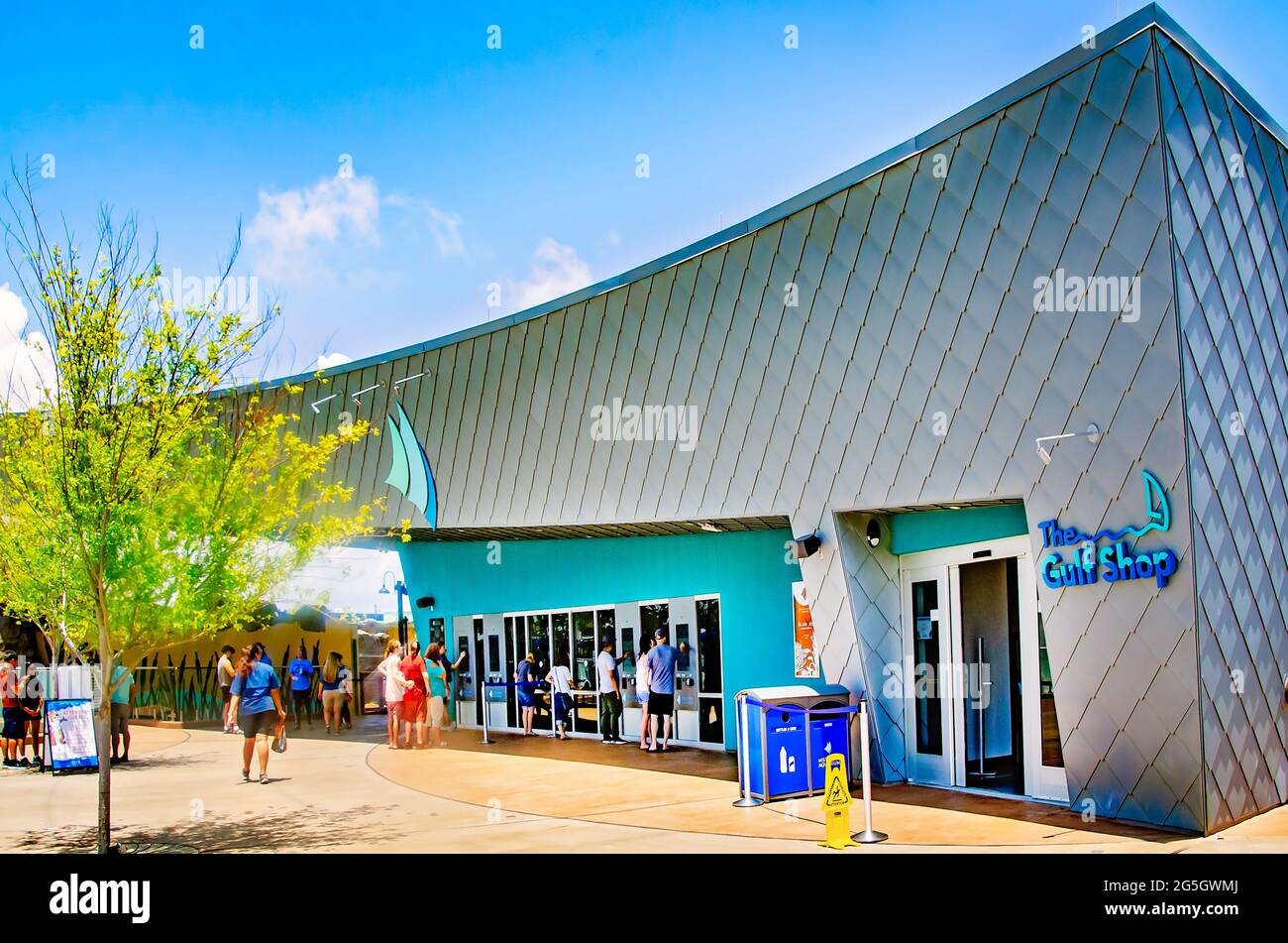 Le persone si allineano per acquistare i biglietti al Mississippi Aquarium, 24 giugno 2021, a Gulfport, Mississippi. L'Acquario del Mississippi è stato inaugurato nell'agosto 2020. Foto Stock