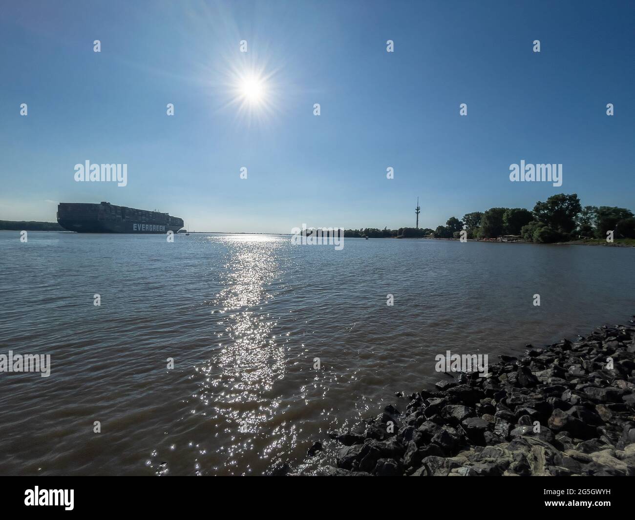 Wedel, Hamburg, Elbe, Strandbad, Beachbar 28 Grad, Willkommhöft, Schiffsbegrüßungsanlage, Schulauer Fähre, Schulauer Fährhaus, 27.06.2021 Foto Stock