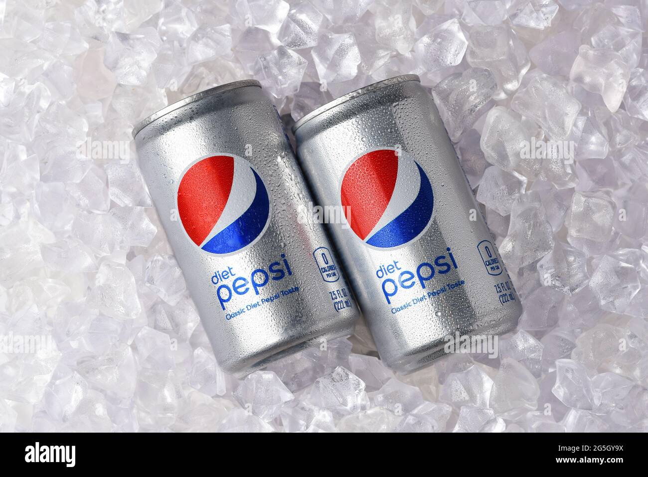 IRVINE, CALIFORNIA - 26 GIUGNO 2021: Due lattine di Dieta Pepsi in un letto di ghiaccio. Foto Stock