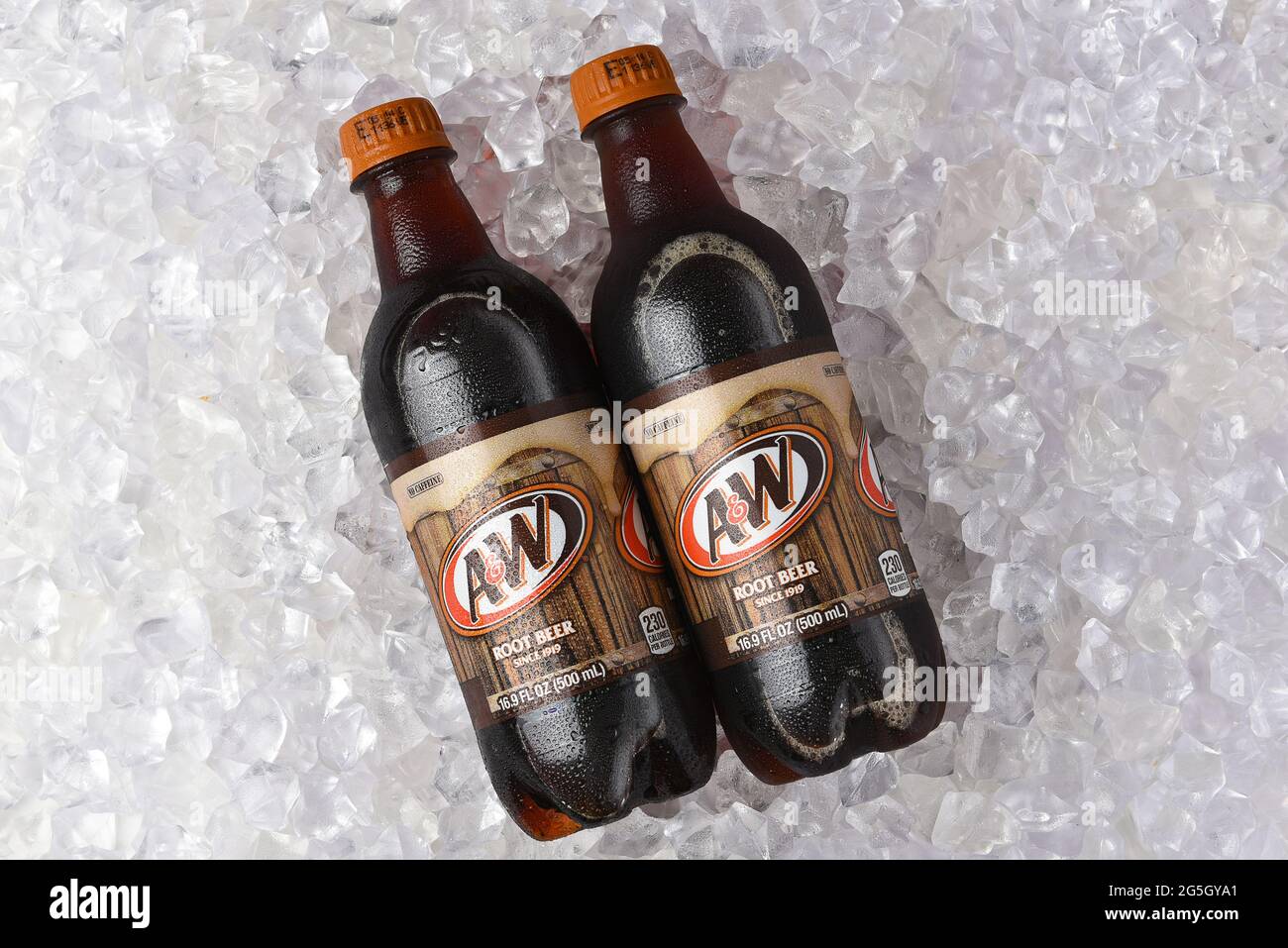 IRVINE, CALIFORNIA - 26 GIUGNO 2021: Due bottiglie DI birra radice A e W su ghiaccio. Di proprietà del Dr Pepper Snapple Group e distribuito dalla Coca-Cola Company in Foto Stock