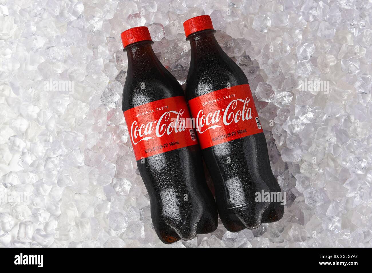 IRVINE, CALIFORNIA - 26 GIUGNO 2021: Due bottiglie di plastica di Coca-Cola in un letto di ghiaccio. Foto Stock