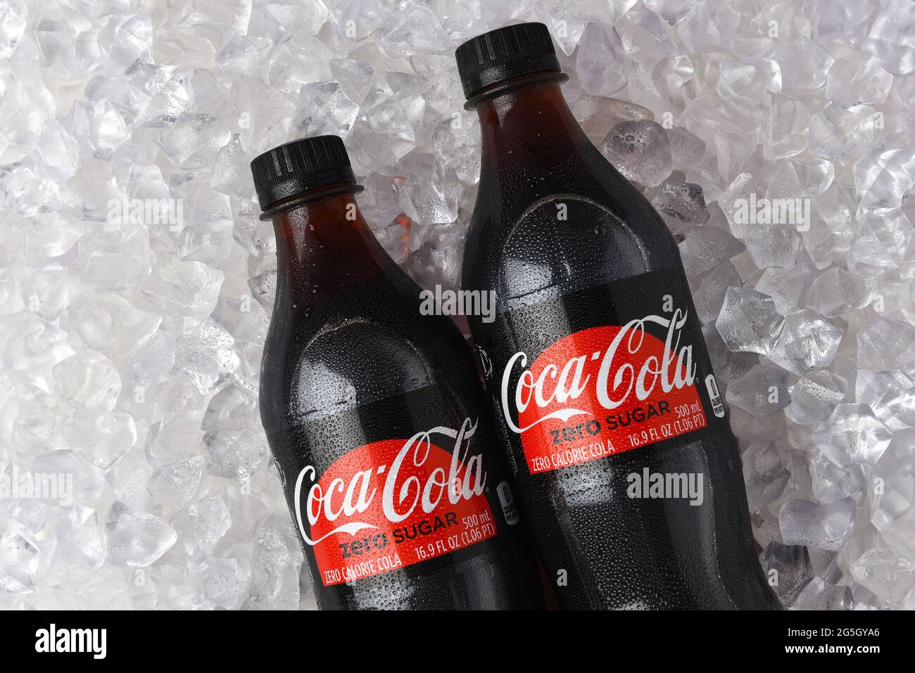 IRVINE, CALIFORNIA - 26 GIUGNO 2021: Primo piano di due bottiglie di plastica di Coca-Cola Zero in un letto di ghiaccio. Foto Stock