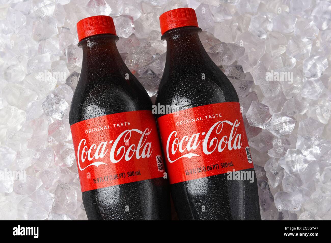 IRVINE, CALIFORNIA - 26 GIUGNO 2021: Primo piano di due bottiglie di plastica di Coca-Cola in un letto di ghiaccio. Foto Stock