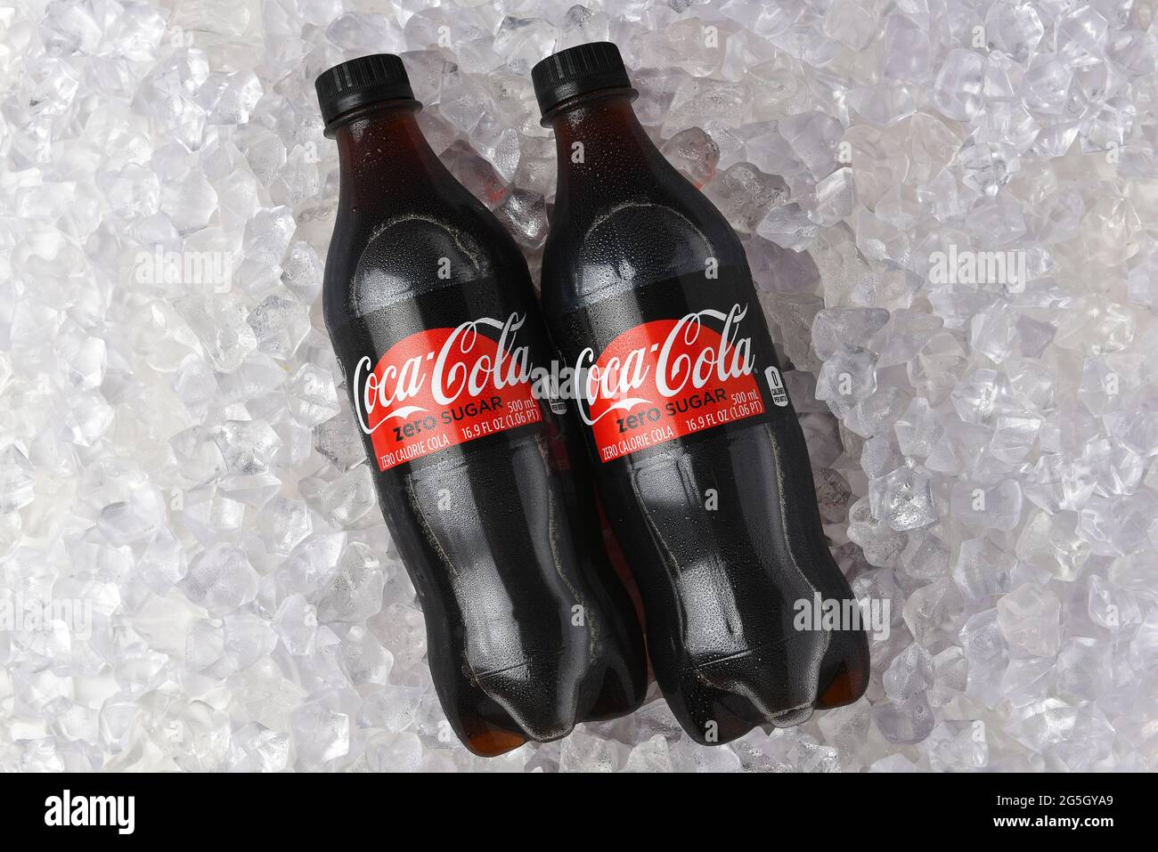 IRVINE, CALIFORNIA - 26 GIUGNO 2021: Due bottiglie di plastica di Coca-Cola Zero in un letto di ghiaccio. Foto Stock