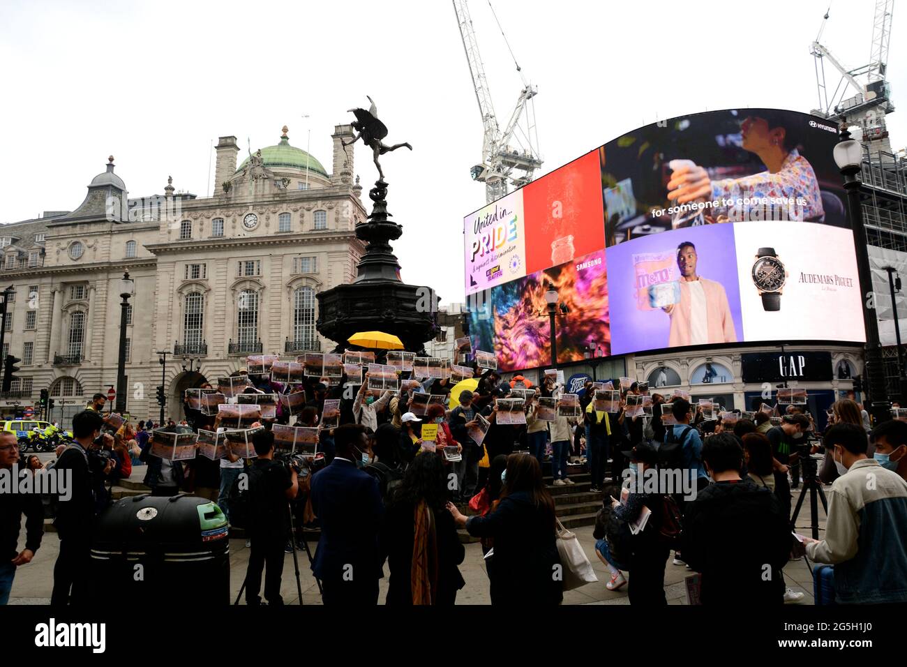 Manifestanti a Piccadilly Circus il 27 giugno 2021, piangono la fine della libertà dei media con la chiusura del quotidiano Apple Daily a Hong Kong. Foto Stock