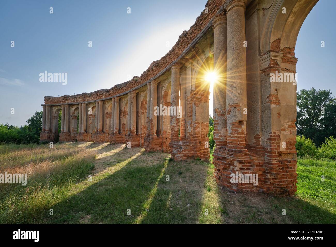 Colonne di palazzo in rovina di Sapieha in Ruzhany. Attrazione turistica Belorussiana, villaggio di Ruzhany, regione di Brest, Bielorussia. Foto Stock