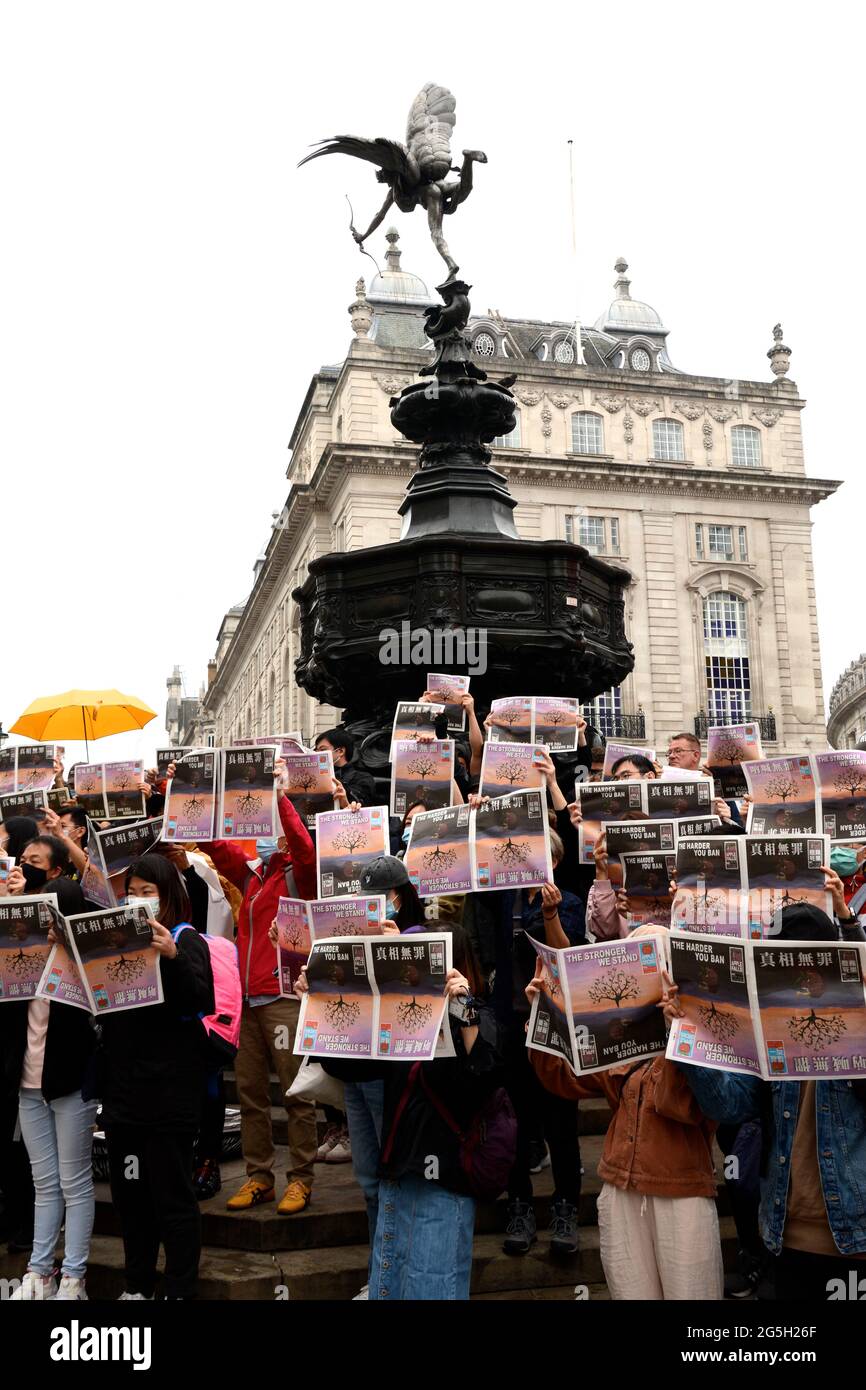 Manifestazione a Piccadilly Circus il 27 giugno 2021 contro il trattamento della Cina nei confronti di Hong Kong con la fine della libertà dei media Foto Stock