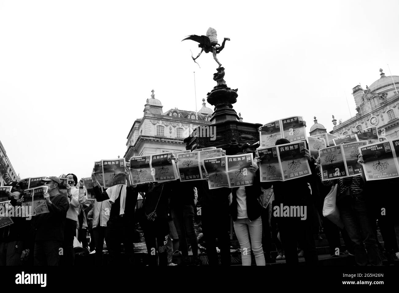 Manifestazione a Piccadilly Circus il 27 giugno 2021 contro il trattamento della Cina nei confronti di Hong Kong con la fine della libertà dei media Foto Stock