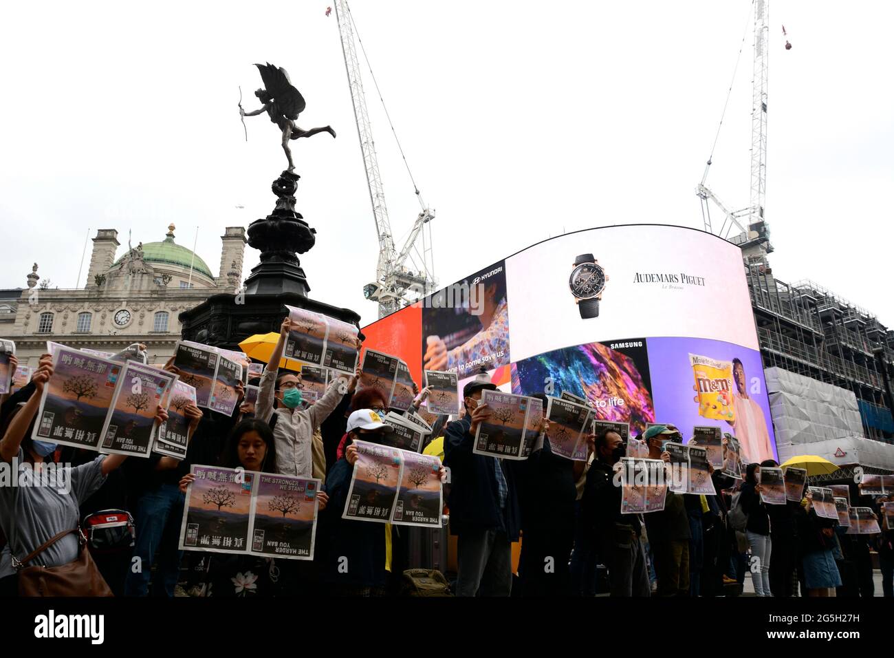 Manifestazione a Piccadilly Circus il 27 giugno 2021 contro il trattamento della Cina nei confronti di Hong Kong con la fine della libertà dei media Foto Stock