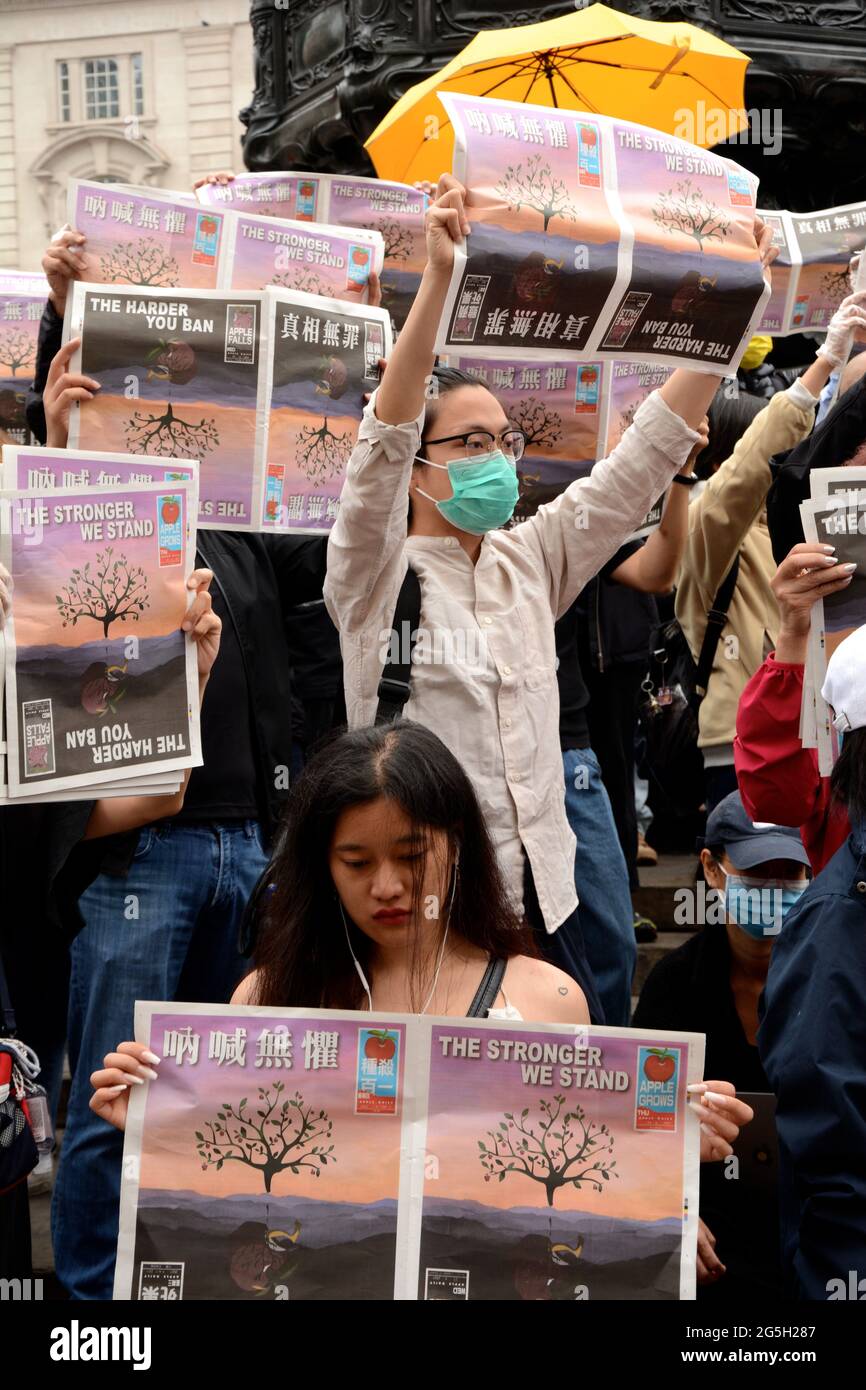 Manifestazione a Piccadilly Circus il 27 giugno 2021 contro il trattamento della Cina nei confronti di Hong Kong con la fine della libertà dei media Foto Stock