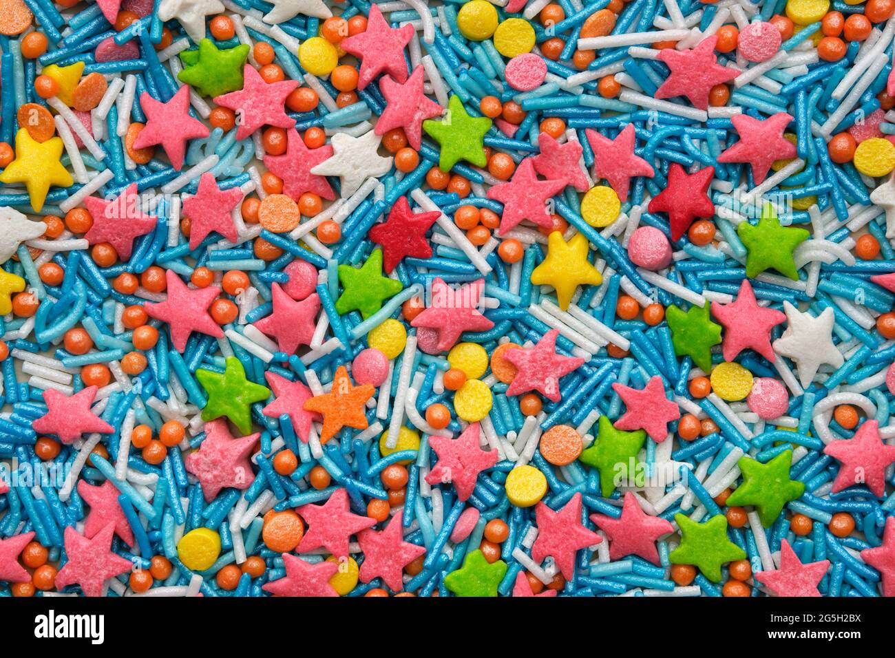 Colorful Candy Sprinkle. Dolci deliziosi o confetti di zucchero. Disposizione piatta. Foto Stock