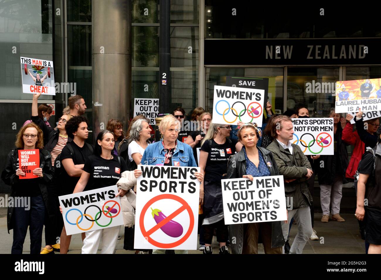 Manifestazione contro il nuovo zighiattista transgender Laurel Hubbard fuori dalla casa neozelandese a Londra domenica 27 giugno 2021. Foto Stock