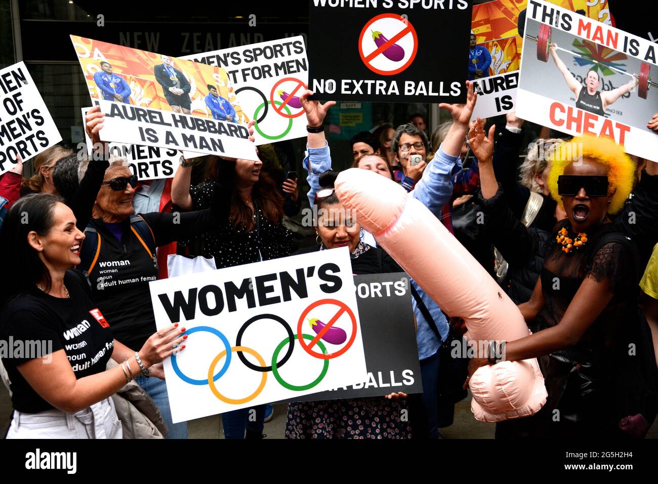Manifestazione contro il nuovo zighiattista transgender Laurel Hubbard fuori dalla casa neozelandese a Londra domenica 27 giugno 2021. Foto Stock