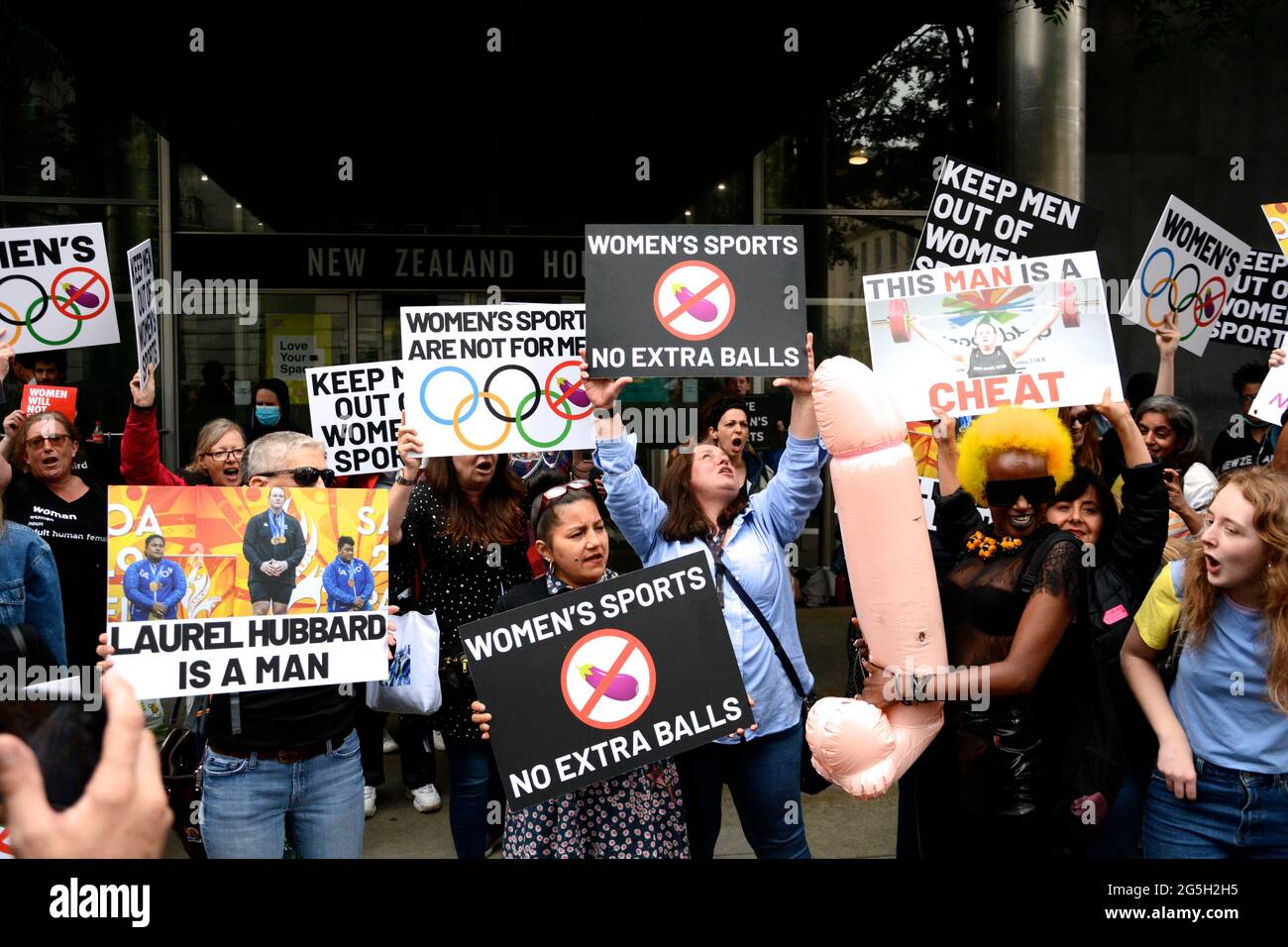 Manifestazione contro il nuovo zighiattista transgender Laurel Hubbard fuori dalla casa neozelandese a Londra domenica 27 giugno 2021. Foto Stock