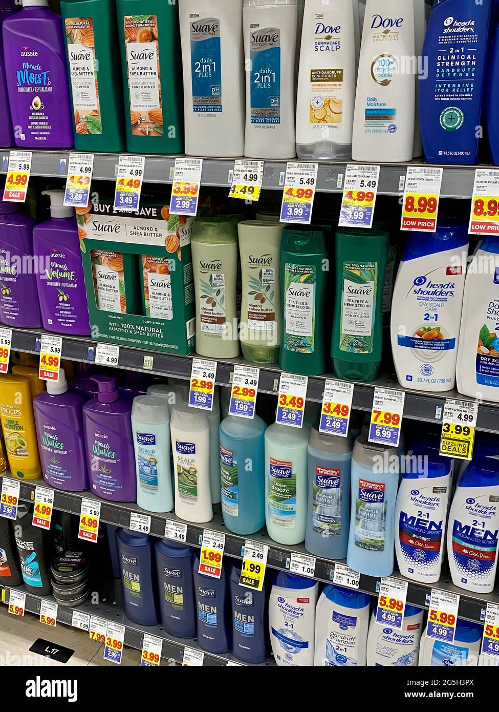 Shampoo e prodotti balsamo su scaffale in un negozio di Mariano (divisione di Kroger). Foto Stock