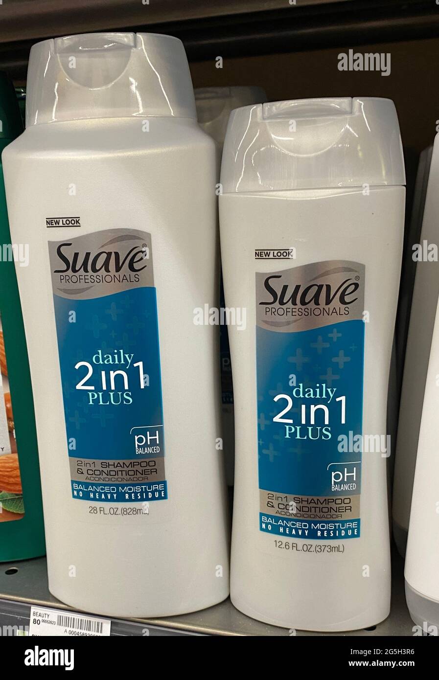 Shampoo e balsamo 2 in 1 per professionisti su scaffale presso un negozio Mariano (divisione Kroger) Foto Stock